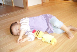 床で眠る子供